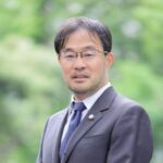 弁護士水谷真実の写真で背広をきて写真をとっております